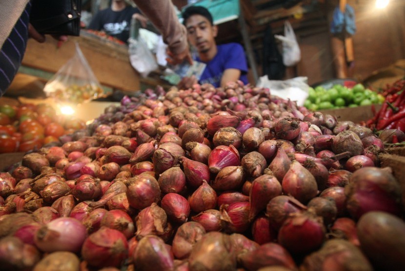 Pedagang melayani pembeli di Pasar Jambu dua, Kota Bogor, Jawa Barat