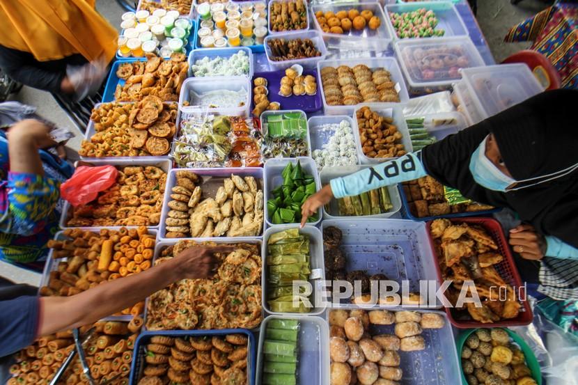 Pedagang melayani pembeli di Pasar Takjil Ramadhan Lhokseumawe, Aceh. Pemberian THR kepada masyarakat diharapkan pemerintah meningkatkan konsumsi dan bisa menjadi penggerak perekonomian dalam negeri.