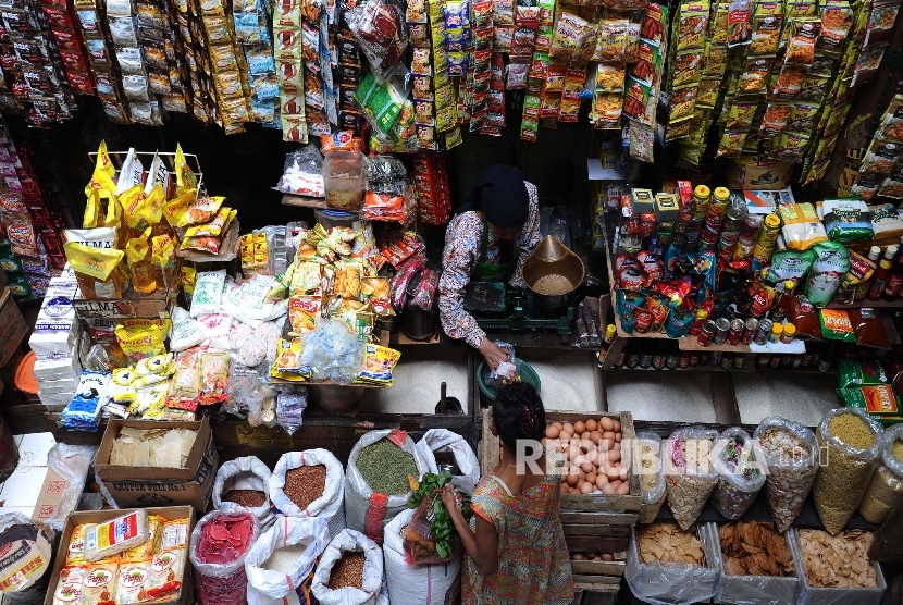  Pedagang melayani pembeli di toko Sembako pada salah satu pasar tradisional, Jakarta.