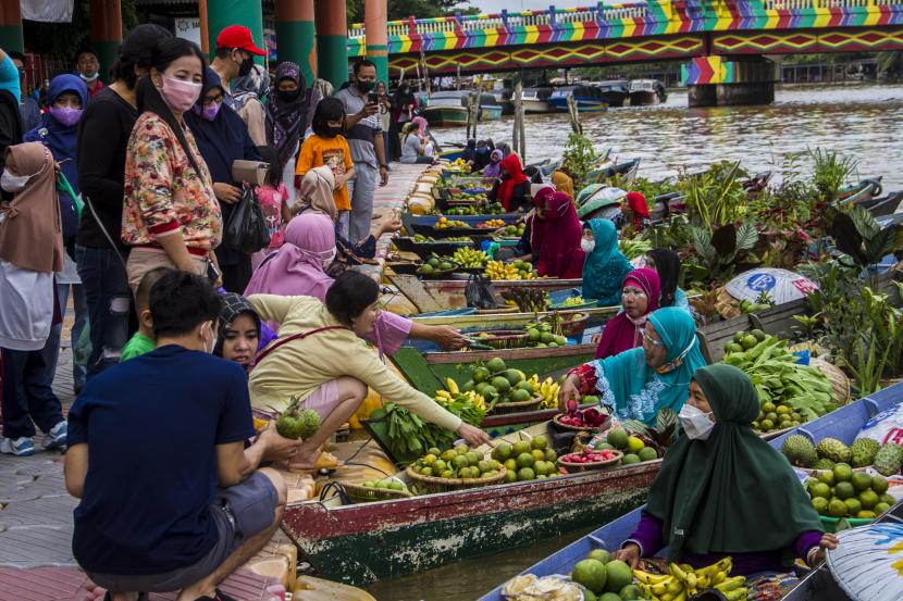 Pedagang melayani pembeli di wisata Pasar Terapung Siring Sungai Martapura di Banjarmasin, Kalimantan Selatan, (ilustrasi).