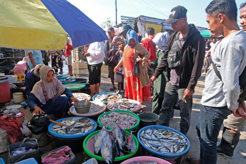 KKP melakukan inspeksi mendadak terhadap kegiatan usaha importasi komoditas perikanan di Muara Baru, Jakarta. 