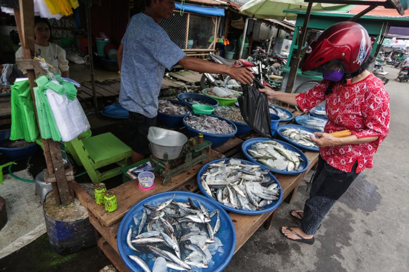 Pedagang melayani pembeli ikan yang dijual di kawasan Pasar Besar, Palangkaraya, Kalimantan Tengah, Rabu (23/2/2022). Kementerian Kelautan dan Perikanan (KKP) menargetkan tingkat konsumsi ikan meningkat hingga 62,05 kilogram per kapita per tahun pada tahun 2024, sementara target Angka Konsumsi Ikan (AKI) nasional untuk tahun 2022 yaitu sebesar 59,53 per kapita setara ikan utuh segar.