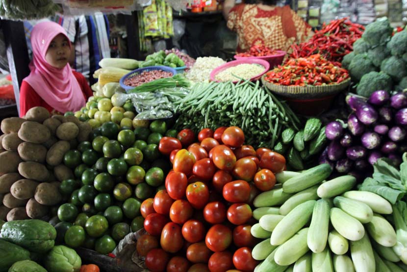 Pedagang melayani pembeli kebutuhan pokok di pasar tradisional. Harga bahan pangan masih akan menjadi penyumbang inflasi pada 2018. ilustrasi