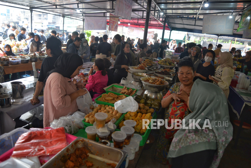Pedagang melayani pembeli makanan untuk berbuka puasa (takjil) di Kawasan Bendungan Hilir (Benhil), Jakarta, Selasa (12/3/2024). Istilah takjil war menjadi populer di Ramadhan kali ini.