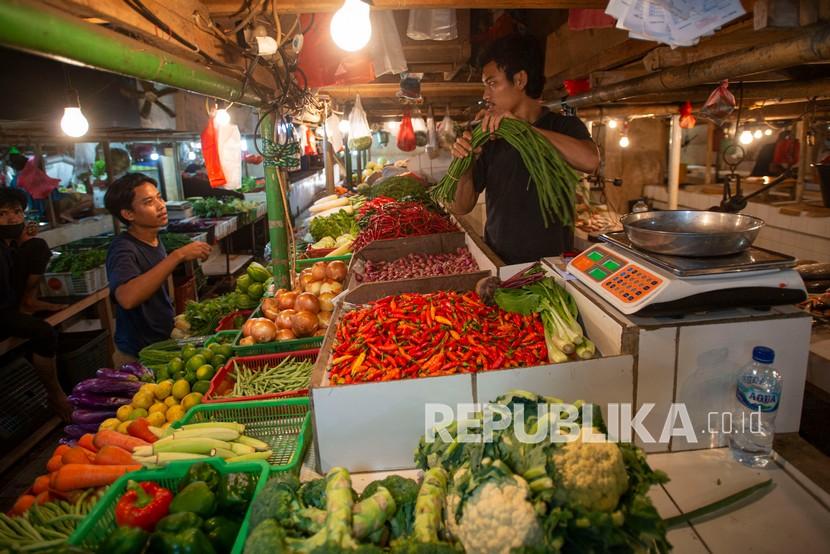 Pedagang melayani pembeli sayuran-sayuran di Pasar Senen, Jakarta, Senin (1/8). Barang kebutuhan pokok yang sangat dibutuhkan masyarakat dibebaskan dari PPN.