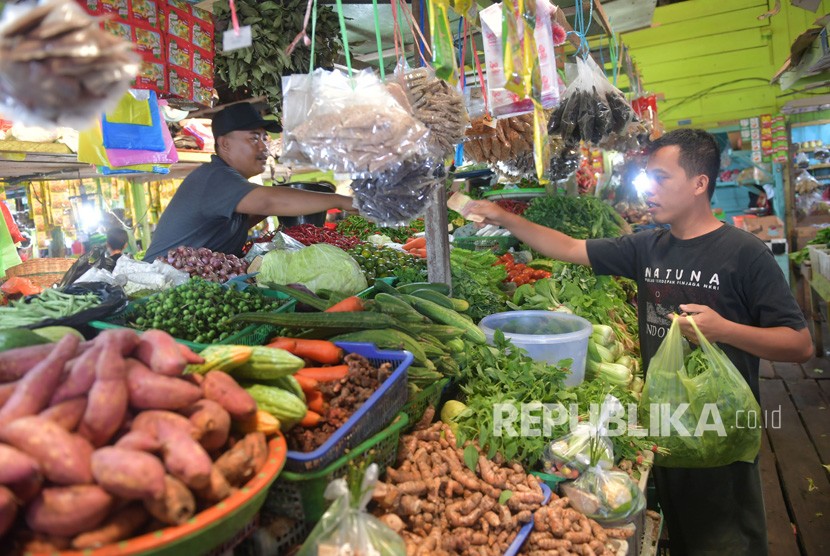 Pedagang melayani penjualan bahan pokok di pasar (ilustrasi)