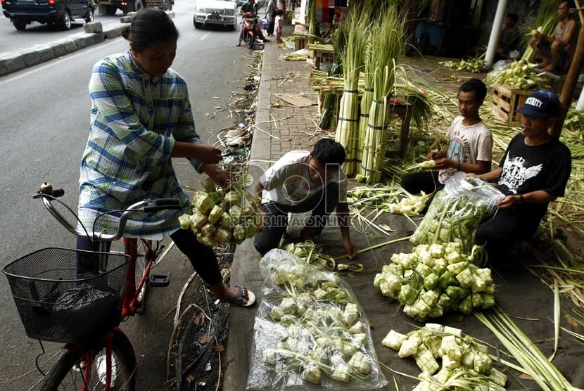  Pedagang memanfaatkan trotoar untuk membuat dan berjualan ketupat di Kawasan Palmerah, Jakarta Selatan, Kamis (25/10).  (Adhi Wicaksono)