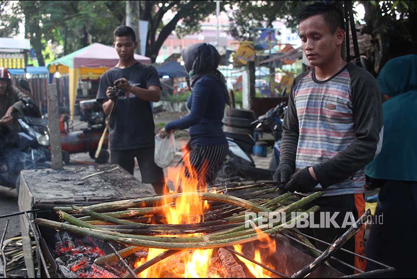 Pedagang membakar batang rotan (pakkat) untuk dijual di Jalan Panglima Denai, Medan, Sumatra Utara. Penjualan Pakkat Alias Pucuk Rotan di Medan Laris Manis Saat Ramadhan