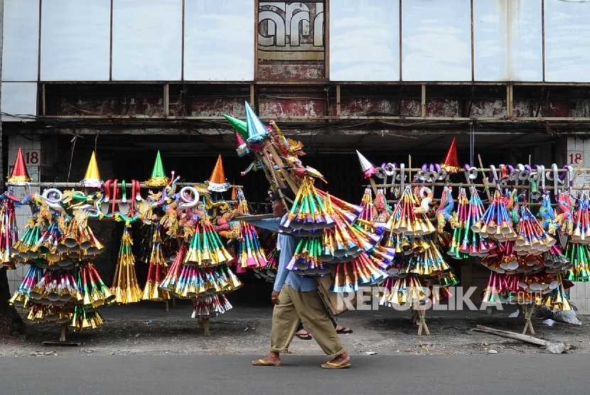 Pedagang membawa terompet saat akan dijual di pasar Asemka, Jakarta, Jumat (30\12). 
