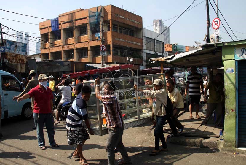  Pedagang membongkar lapaknya sendiri saat penertiban PKL di kawasan Pasar Tanah Abang, Jakarta Pusat, Ahad (11/8). (Republika/ Yasin Habibi)
