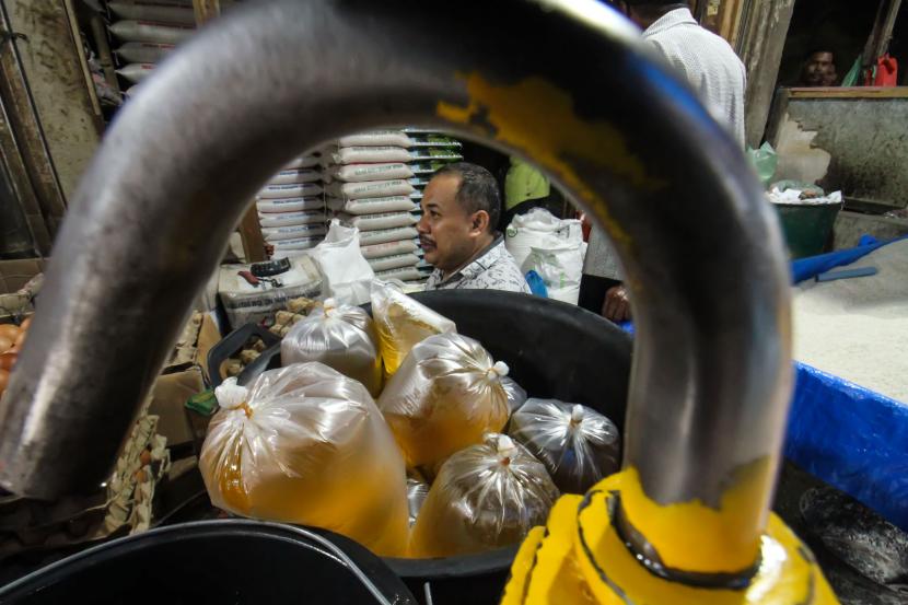 Pedagang membungkus minyak goreng curah eceran (ilustrasi). Pemerintah Provinsi Kalimantan Timur (Kaltim) melalui instansi berwenang menambah stok minyak goreng sebanyak 40 persen menjelang Ramadhan.