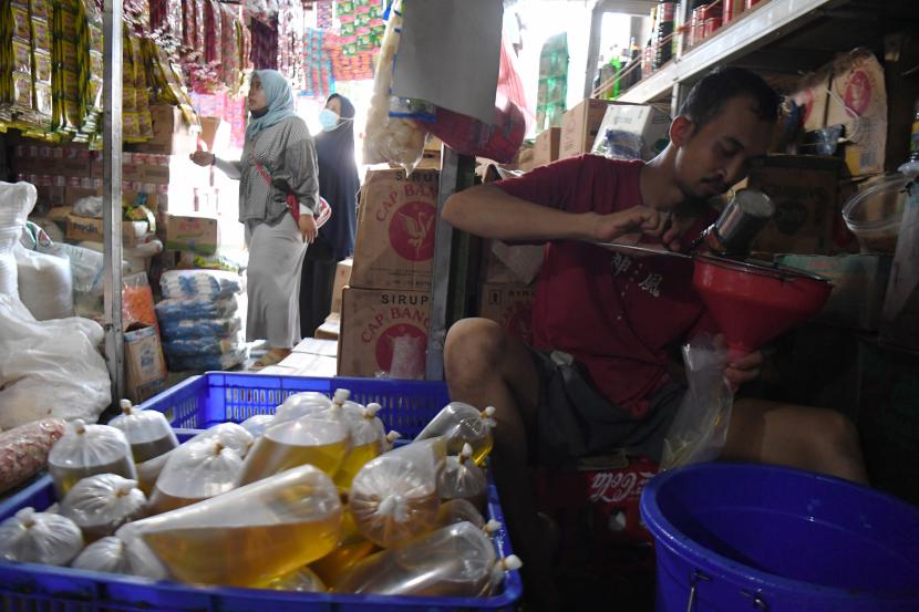 Pedagang membungkus minyak goreng curah untuk dijual (ilustrasi). Stok minyak goreng di pasar tradisional maupun penyalur minyak goreng di Kabupaten Kudus, Jawa Tengah, tersedia dalam jumlah aman, baik minyak goreng curah maupun kemasan.