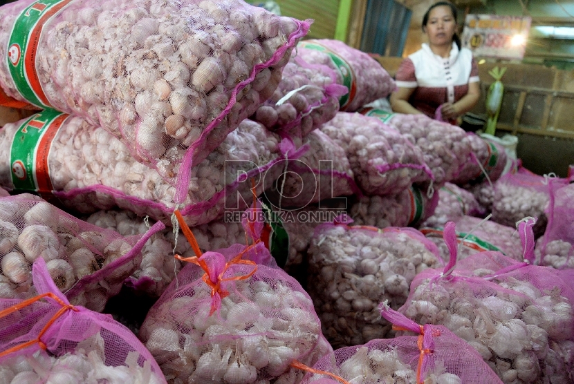 Pedagang memilah bawang putih impor di Pasar Induk Kramat Jati , Jakarta, Kamis (23/4). (prayogi/Republika).