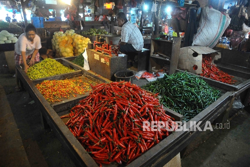 Pedagang memilah cabai di Pasar Senen, Jakarta Pusat, Senin (26/12). 