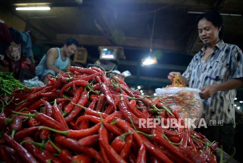 Pedagang memilah cabai di Pasar Senen, Jakarta, Rabu (4/1) malam. Harga cabai di sejumah pasar tradisional di Jakarta mengalami kenaikan. Terutama harga cabai rawit merah melonjak hingga Rp 130.000/Kilogramnya,hal ini disebabkan karena tingginya curah huja