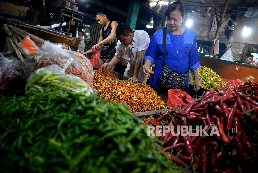 Pedagang memilah cabai di Pasar Senen, Jakarta, Rabu (4/1) malam. Harga cabai di sejumah pasar tradisional di Jakarta mengalami kenaikan. Terutama harga cabai rawit merah melonjak hingga Rp 130.000/Kilogramnya,hal ini disebabkan karena tingginya curah huja