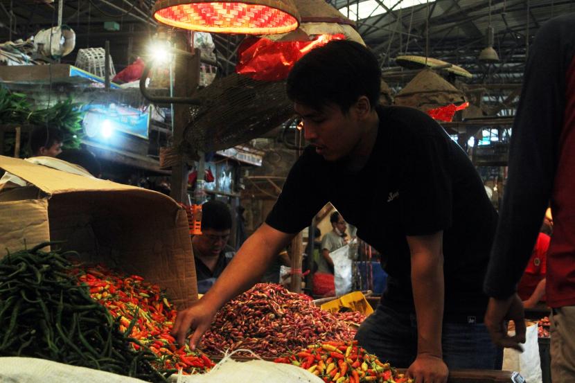 Pedagang memilah cabai rawit merah di Pasar Induk Kramat Jati, Jakarta, Senin (4/7/2022). Harga cabai di pasar mulai berangsur turun menyusul pasokan yang melimpah, dari harga tertinggi yang mencapai Rp130.000 per kilogram beberapa waktu lalu kini menjadi di kisaran Rp 80.000 per kilogram.