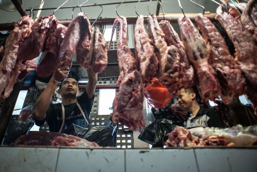 Pedagang memilah daging sapi di Pasar Senen, Jakarta, Senin (1/7/2019). 