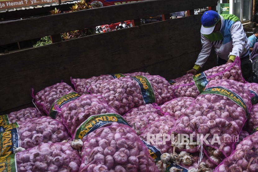 Pedagang memilih bawang putih saat operasi pasar di Pasar Kosambi, Kota Bandung, Jumat (10/5). Pemprov Jabar andalkan bawang putih lokal untuk atasi kelangkaan bawang impor.