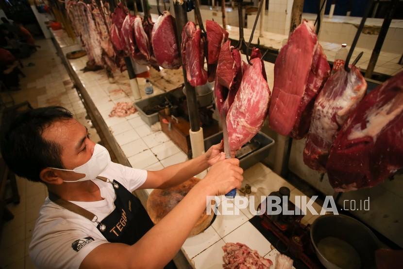 Pedagang memotong daging di Pasar Kebayoran, Jakarta, Sabtu (5/2/2022). Badan Pangan Nasional (Bapanas) menyatakan mulai mengintegrasikan data pangan dengan holding BUMN Pangan ID Food. 