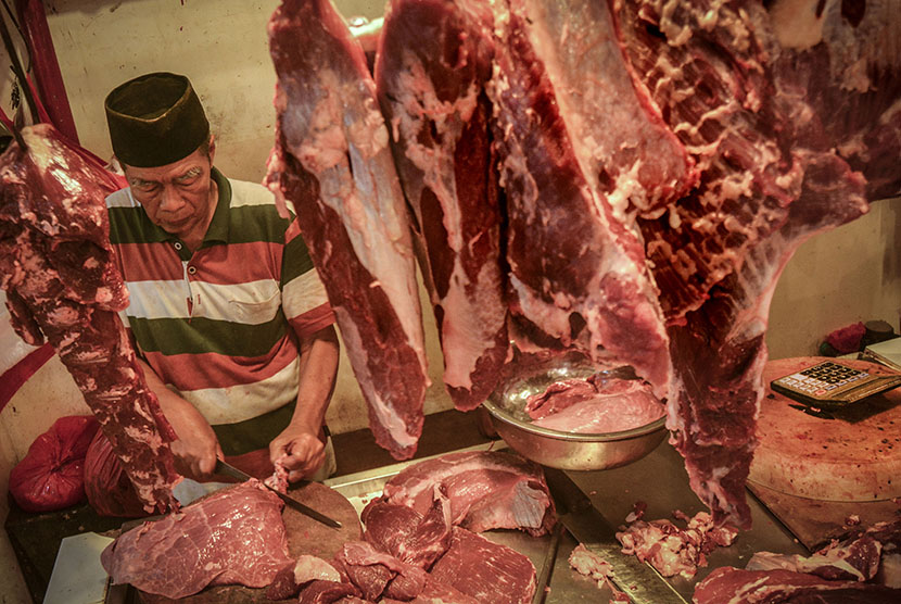 Pedagang memotong daging sapi di los basah Pasar Senen Blok III, Jakarta, Kamis (3/5). 