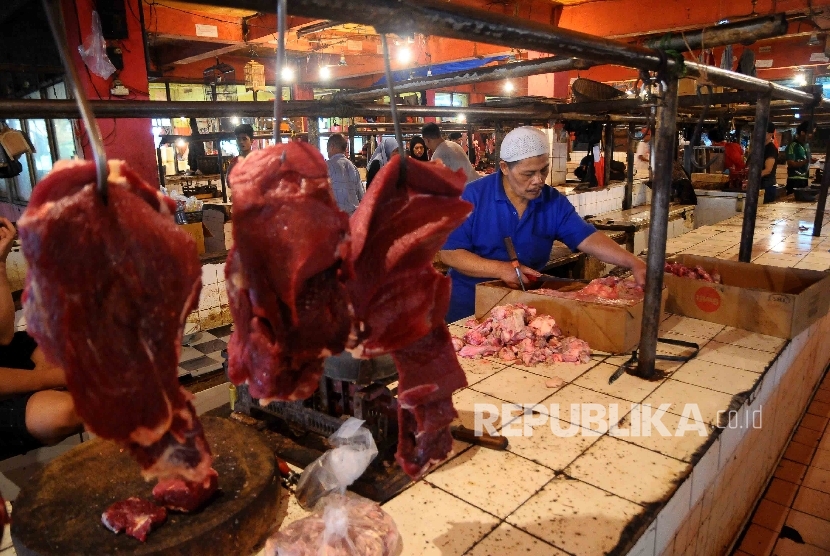 Pedagang memotong daging sapi di pasar tradisional. ilustrasi