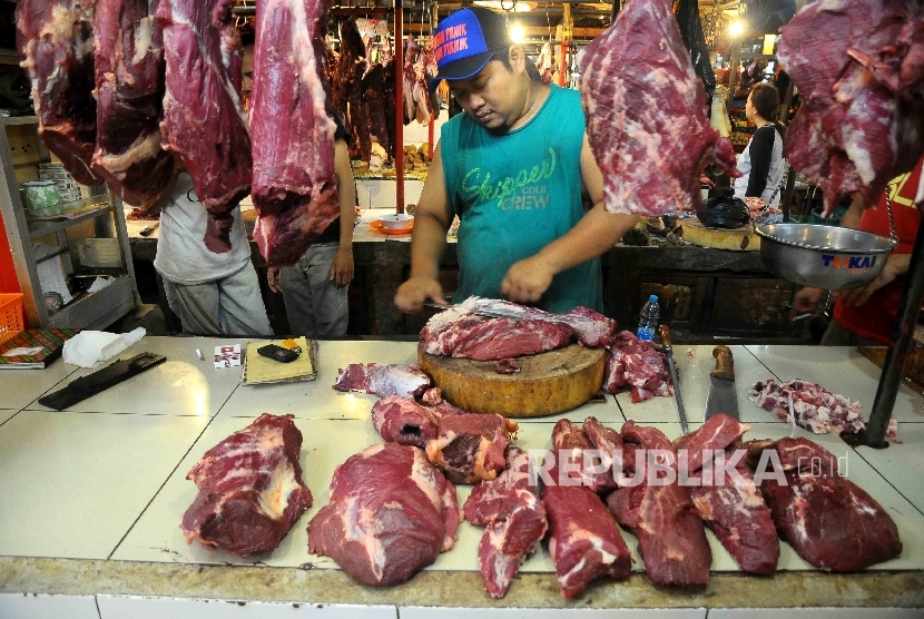  Pedagang memotong daging sapi di Pasar Senen, Jakarta, Senin (9/5). (Republika/Agung Supriyanto)