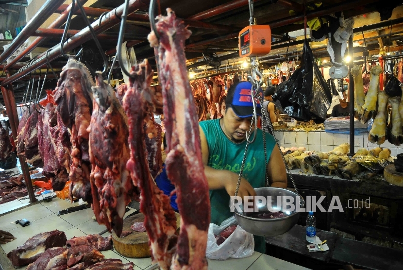  Pedagang memotong daging sapi di Pasar Senen, Jakarta, Senin (9/5). (Republika/Agung Supriyanto)