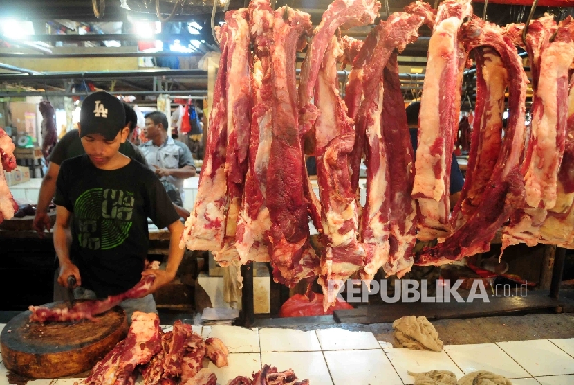  Pedagang memotong daging sapi di Pasar Senen Jakarta, Senin (10/10). 