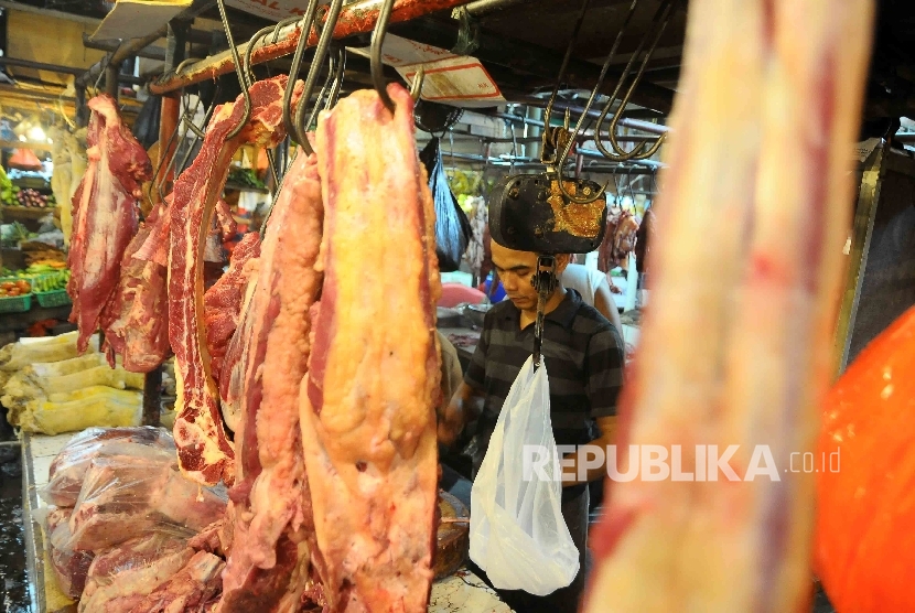 Pedagang memotong daging sapi di Pasar Senen, Jakarta, Ahad (30/10).