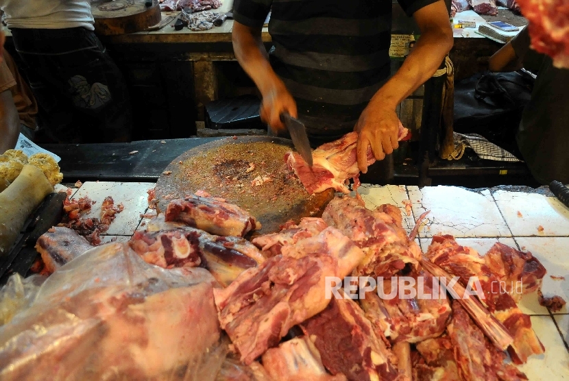 Pedagang memotong daging sapi di Pasar Senen, Jakarta, Ahad (30/10).