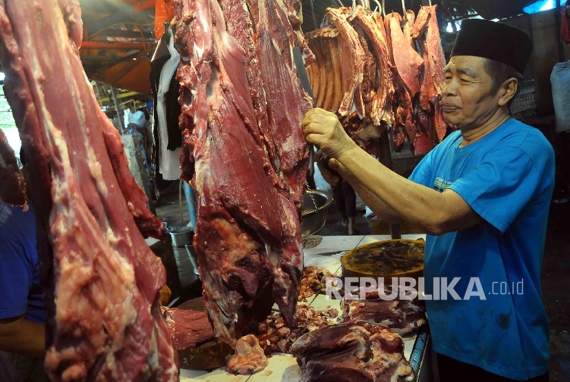 Pedagang memotong daging sapi di Pasar Senen Jakarta Pusat, Kamis (4/2).