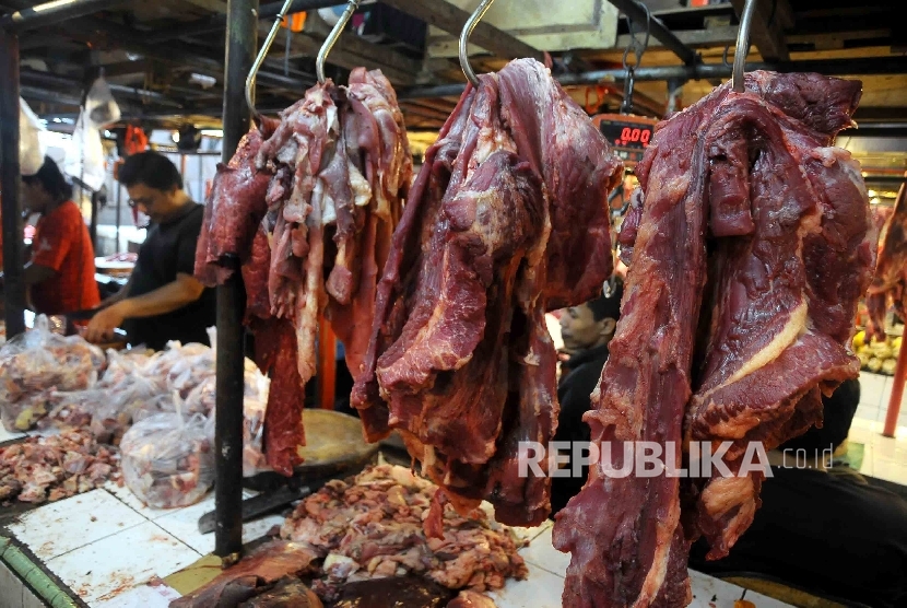 Pedagang memotong daging sapi di Pasar Senen Jakarta Pusat, Kamis (4/2). 