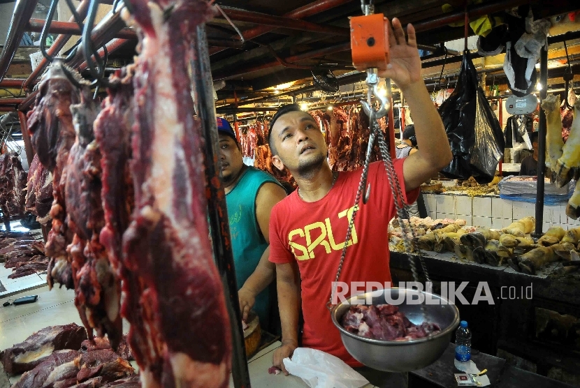 Pedagang memotong daging sapi di Pasar Senen, Jakarta, Senin (9/5). (Republika/Agung Supriyanto)