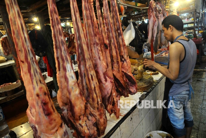 Pedagang memotong daging sapi di Pasar Senen, Jakarta, Senin (9/5). (Republika/Agung Supriyanto)