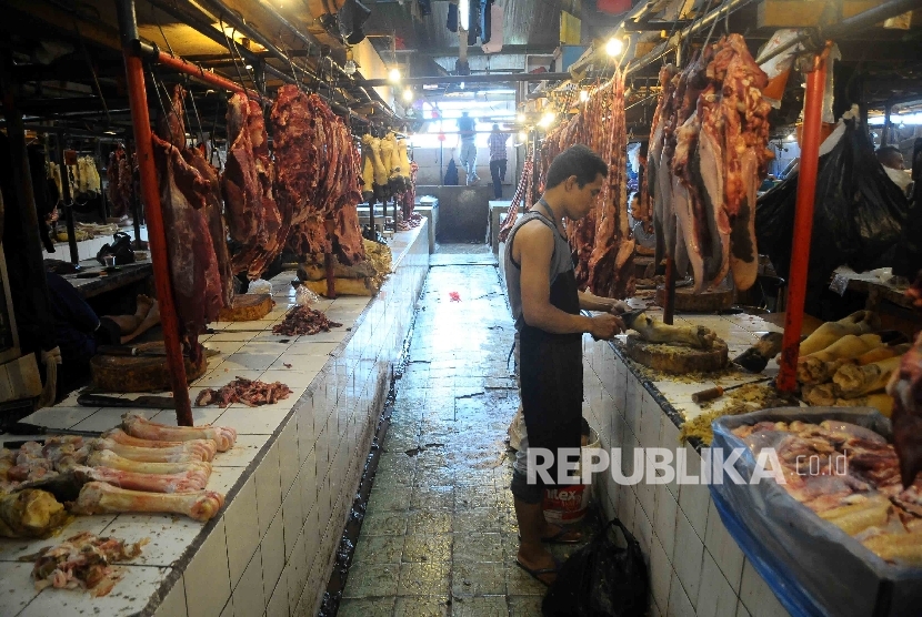 Pedagang memotong daging sapi di Pasar Senen, Jakarta, Senin (9/5). (Republika/Agung Supriyanto)