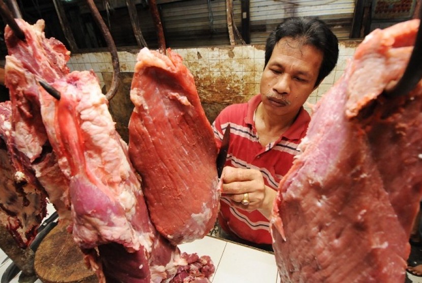 Pedagang memotong daging sapi lokal dagangannya di Pasar Minggu, Jakarta, Kamis (18/7). Penolakan pedagang terhadap daging impor milik Bulog terjadi di sejumlah pasar di Jakarta. Selain stok masih ada, pedagang beralasan kualitas daging impor milik Bulog k