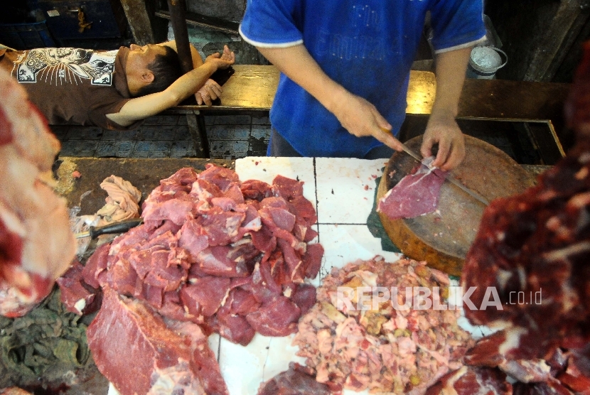  Pedagang memotong daging sapi yang dijual di Pasar Senen, Jakarta.