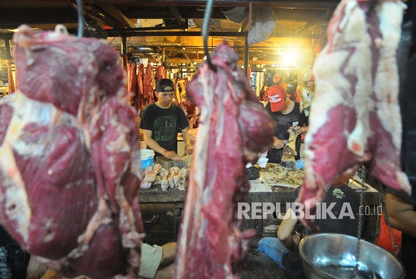Pedagang memotong daging sapi yang djual di Pasar Senen, Jakarta, Senin (29/5).