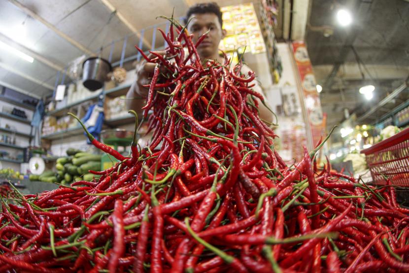 Pedagang memperlihatkan cabai merah (ilustrasi). Harga cabai merah di pasar tradisional Kota Bandar Lampung menembus Rp 100.000 per kg, padahal sebelumnya masih dalam kisaran Rp 92.000 sampai Rp 95.000 per kg.