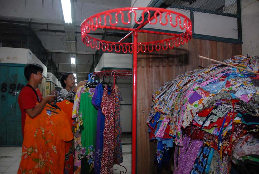 Pedagang mempersiapkan barang dagangan mereka di kios tempat relokasi sementara Unit Pasar besar Blok V Pasar Senen, Jakarta Timur, Kamis (22/5).