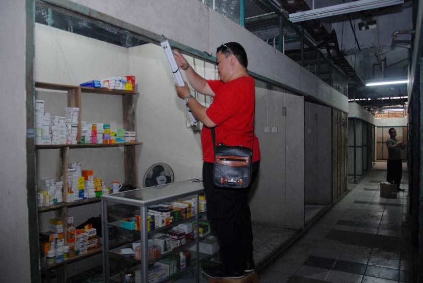 Pedagang mempersiapkan barang dagangan mereka di kios tempat relokasi sementara Unit Pasar besar Blok V Pasar Senen, Jakarta Timur, Kamis (22/5). 