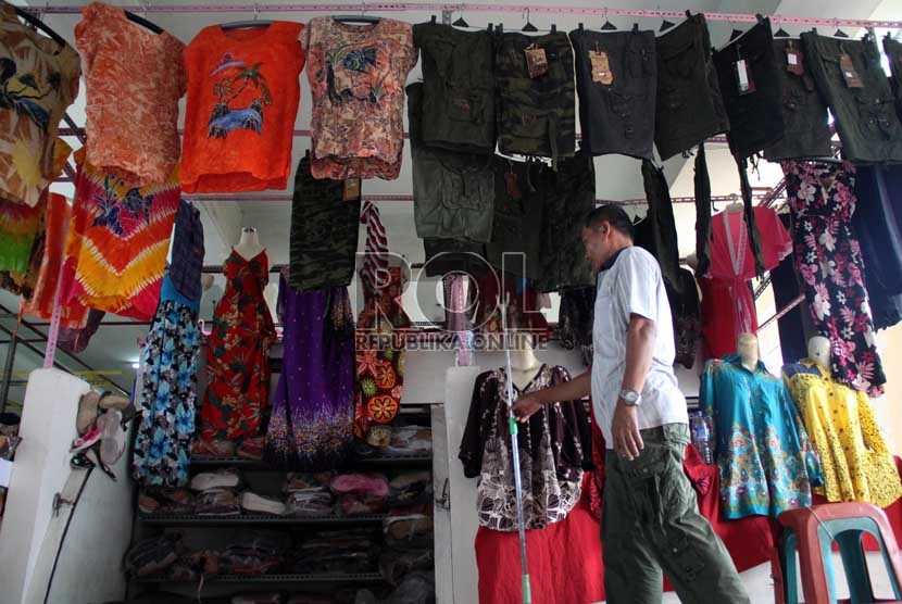   Pedagang mempersiapkan dagangannya pada hari pertama berjualan di Blok G Pasar Tanah Abang, Jakarta Pusat, Senin (2/9).   (Republika/Yasin Habibi)