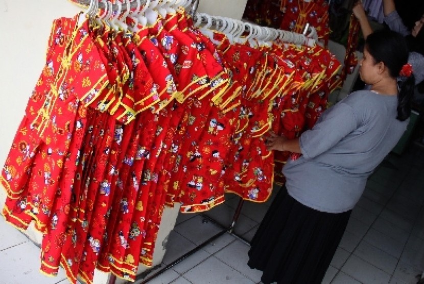 Pedagang mempersiapkan dagangannya pada hari pertama berjualan di Blok G Pasar Tanah Abang, Jakarta Pusat, Senin (2/9)