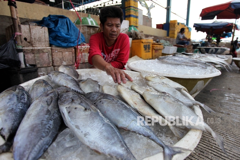 Pedagang menanti pembeli di Pasar Ikan Muara Baru, Jakarta, Kamis (29/6). 