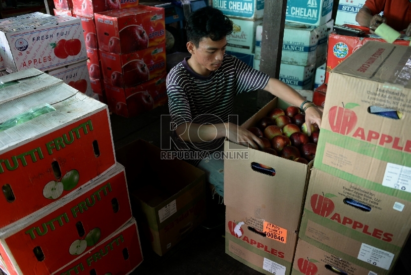 Pedagang menata apel impor di Pasar Induk Kramat Jati, Jakarta, Selasa (28/1). (Republika/Prayogi)