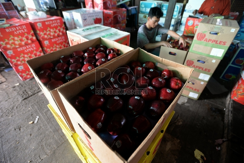 Pedagang menata apel impor di Pasar Induk Kramat Jati, Jakarta, Selasa (28/1). (Republika/Prayogi)