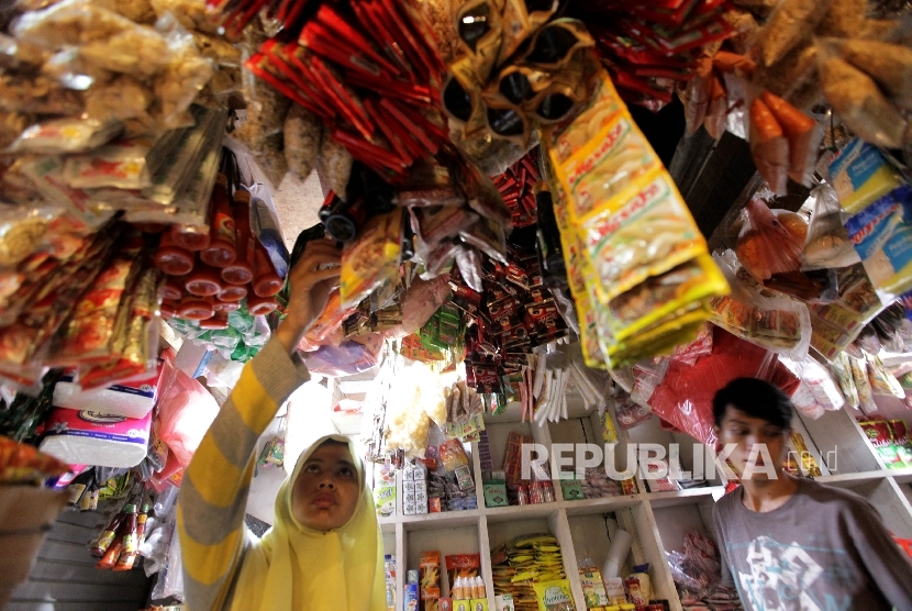  Pedagang menata bahan makanan di kiosnya di Pasar Palmerah,Jakarta, Senin (4/9). 