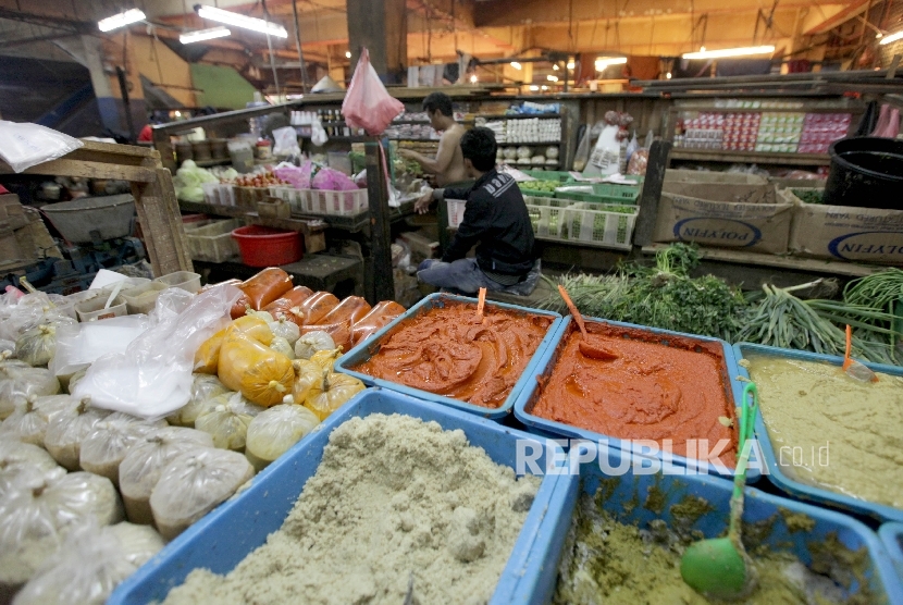 Pedagang menata bahan makanan di kiosnya di Pasar Palmerah,Jakarta. ilustrasi 