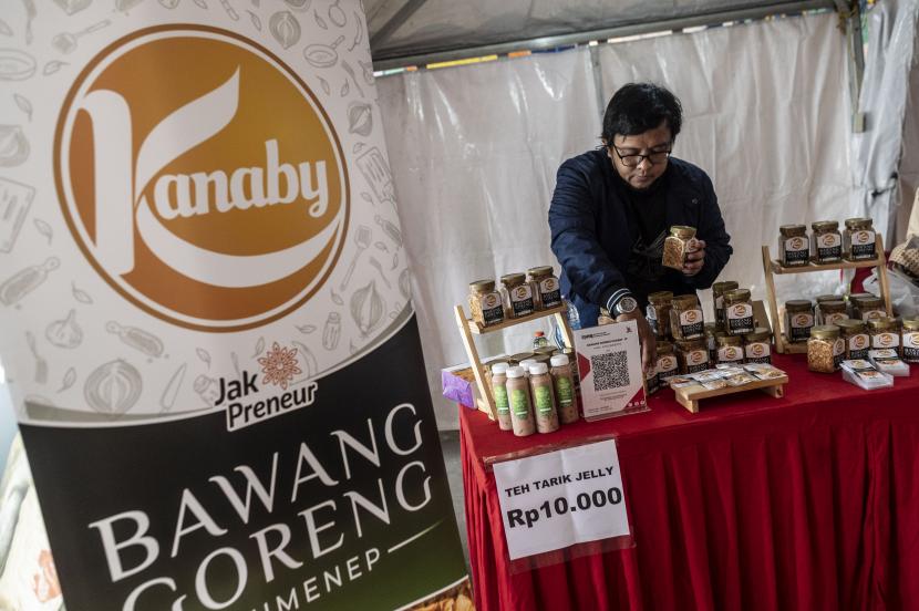 Pedagang menata barang dagangnya di Kawasan TOD Terowongan Kendal, Menteng, Jakarta Pusat, Kamis (23/6/2022). Bazaar yang diikuti oleh 20 pelaku usaha kecil, mikro, dan menengah (UMKM) binaan Jakpreneur itu terselenggara pada 23-26 Juni 2022 dalam rangka hari ulang tahun (HUT) ke-495 Kota Jakarta. 